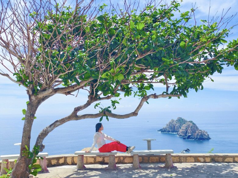 Có Một Viên Ngọc Xanh Ẩn Mình, Khung Cảnh Bình Dị Đến Lạ: Ở Nha Trang Mà Cứ Ngỡ Lạc Vào Xứ Sở Thần Tiên 6 Du Khách Check-In Ở Hòn Bích Đầm.