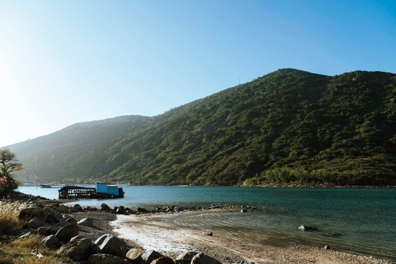 Có Một Viên Ngọc Xanh Ẩn Mình, Khung Cảnh Bình Dị Đến Lạ: Ở Nha Trang Mà Cứ Ngỡ Lạc Vào Xứ Sở Thần Tiên 3 Khung Cảnh Ở Đảo Bích Đầm Tựa Như Tranh Vẽ, Mang Lại Sự Bình Yên, Thoải Mái Cho Du Khách.