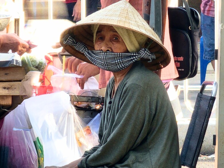 Có những hôm trái gió trở trời, toàn thân ê nhức nhưng cuộc sống một mình tại thành phố tập nập không khiến bà dừng lại. Bà vẫn đều đặn đẩy chiếc xe cũ kỹ, cất tiếng rao khắp các con phố để buôn bán trái cây.