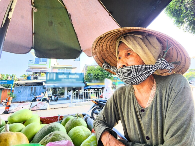 Tuy cuộc sống khó khăn là thế nhưng đối với bà Út: Sống là để cho đi. Cụ bà sẵn sàng cho đi tất cả, dù cuộc sống chẳng dư dả nhưng vẫn luôn làm điều thiện, sẵn sàng may từng chiếc áo bằng đôi tay run cầm cập do ảnh hưởng của tuổi già.