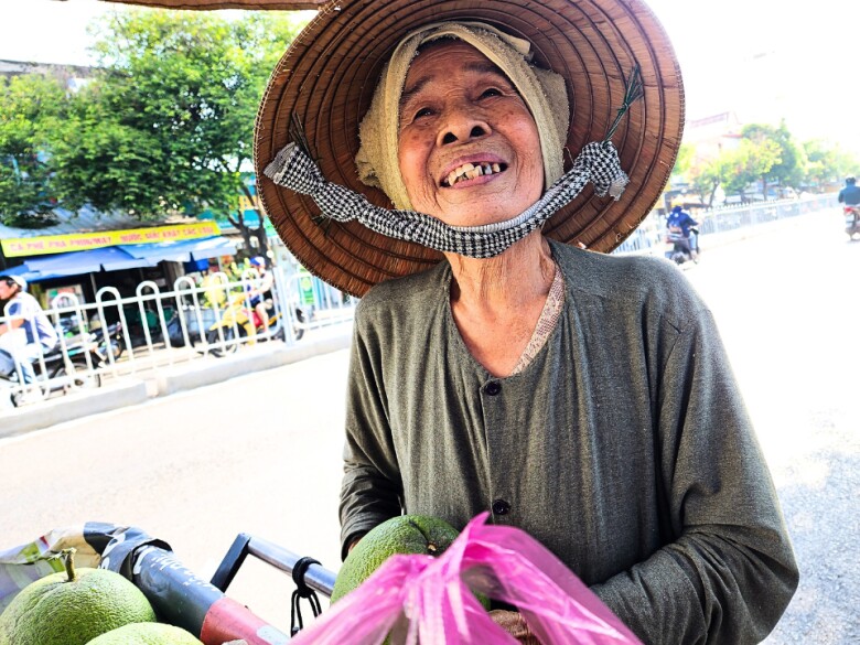 Dù khó khăn vất vả nhưng nụ cười trên môi bà Út vẫn còn đó, vẫn luôn rạng rỡ khi có khách ghé thăm.