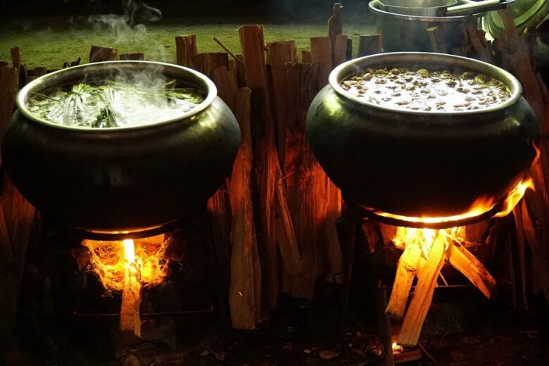Nồi bún bò luôn nóng hổi, hương thơm lan tỏa khắp không gian quán.