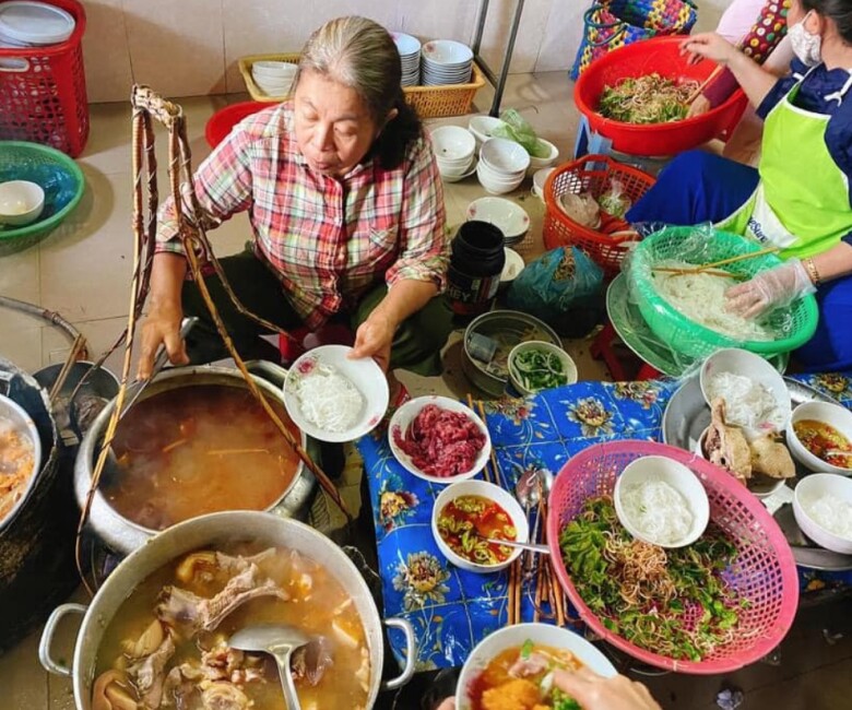 Điều đặc biệt ở đây chính là muốn thưởng thức tô bún bò mệ Kéo thì bạn phải đến trước 10 giờ sáng, chủ động đến lấy rau, và chờ người bán múc bún, phần nhân và nước dùng cho khách.