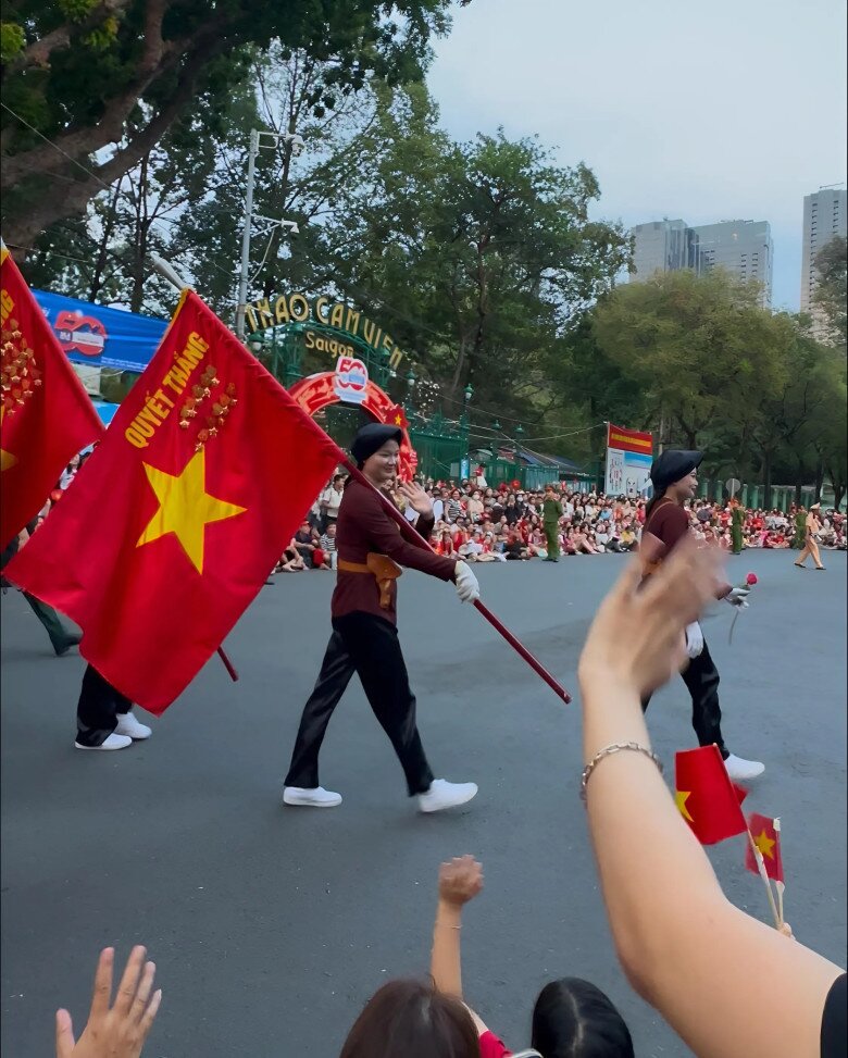 Đối với nữ sinh, được hoà mình vào không khí thiêng liêng của đại lễ, dù chỉ trong vài khoảnh khắc, đã đủ để hành trình về quê hương trở nên đáng giá gấp nhiều lần.