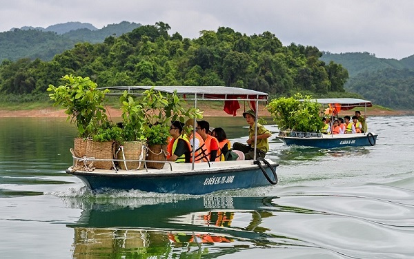 Du ngoạn bằng thuyền sẽ giúp du khách chiêm ngưỡng trọn vẻ đẹp của vườn quốc gia này.