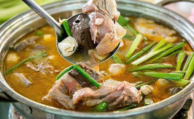 Khi thưởng thức, vị ngọt tự nhiên của thịt vịt, vị béo nhẹ của nước dừa và vị bùi bùi của khoai môn quyện lại, mang đến cảm giác đậm đà, tròn vị. Vịt nấu chao thường ăn kèm với bún tươi, rau sống và chấm thêm chao pha sa tế, là món ăn lý tưởng cho những bữa tụ họp gia đình hoặc bạn bè vào những ngày mát trời.