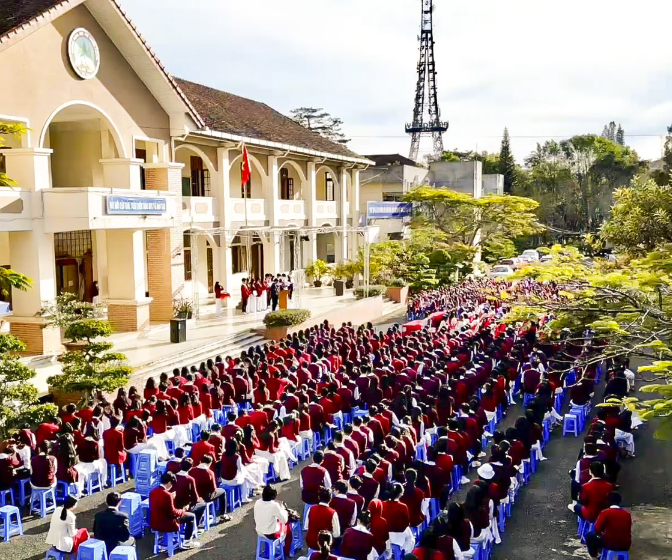 Sân trường rộng rãi là nơi sinh hoạt, vui chơi của học sinh trường THPT Chuyên Thăng Long - Đà Lạt.