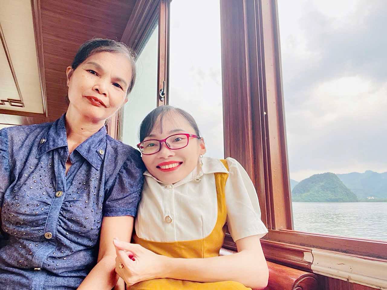 Trong mọi chuyến hành trình từ Bắc và Nam, mẹ chị Tâm lúc nào cũng kế bên quan tâm, chăm sóc cô con gái bé nhỏ.
