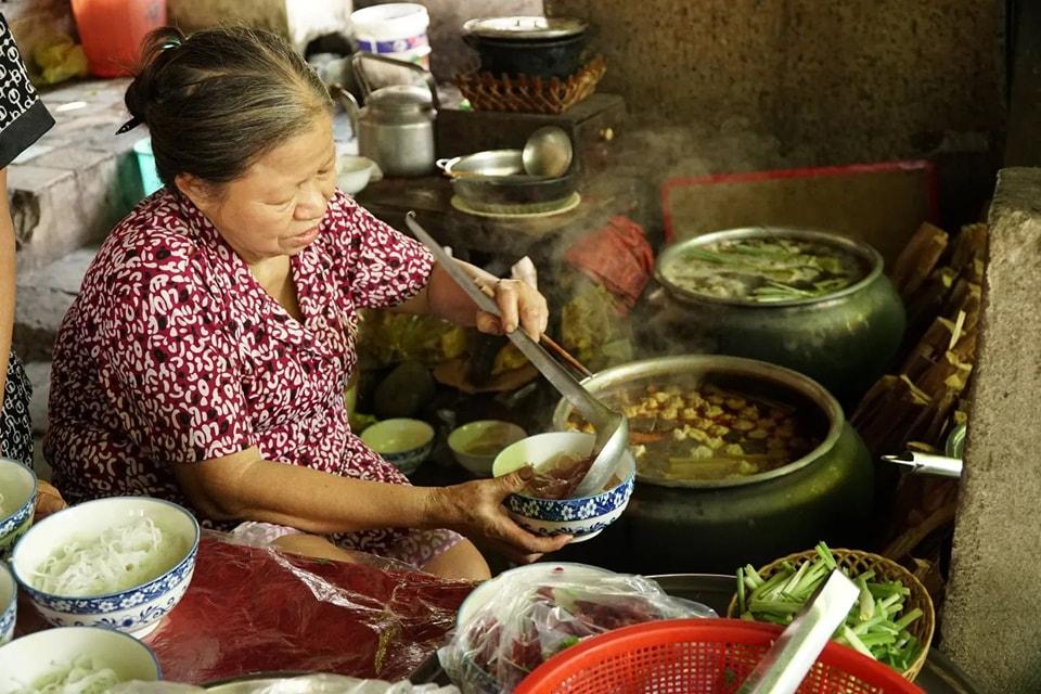 Nước dùng của quán được nấu theo công thức gia truyền, trên chiếc bếp củi cũ kỹ. Đặc biệt hơn, là phần chả bò được giã tay 100%, dẻo dai mà lại mềm mọng, ngọt thơm.