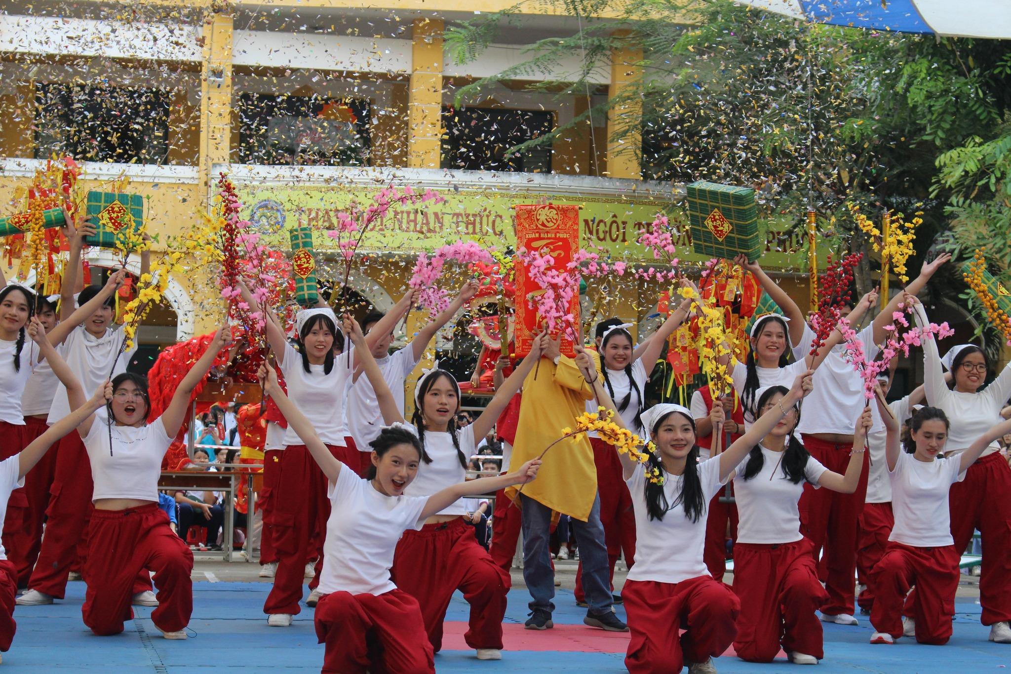 Cuộc thi nhảy Flashmob của trường thu hút sự quan tâm rộng rãi, trở thành niềm tự hào khi nhắc đến Trưng Vương. (Fanpage Đoàn trường THPT Trưng Vương).