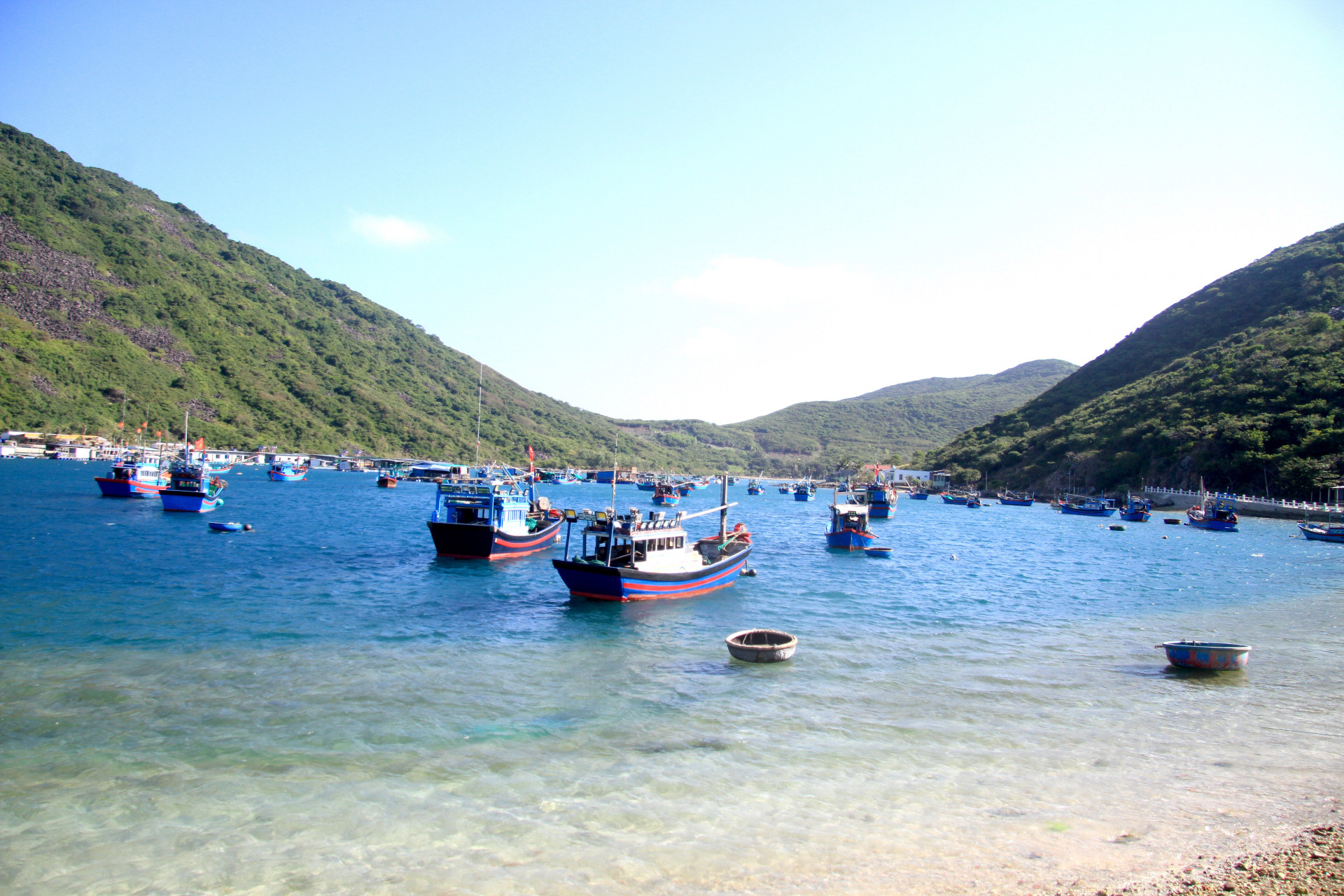 Có Một Viên Ngọc Xanh Ẩn Mình, Khung Cảnh Bình Dị Đến Lạ: Ở Nha Trang Mà Cứ Ngỡ Lạc Vào Xứ Sở Thần Tiên 4 Đảo Bích Đầm Với Làng Chài Hiền Hòa, Giản Dị.