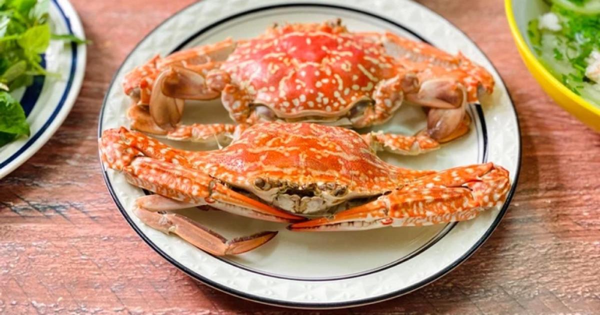 Khác với cách hấp thông thường chỉ dùng nước thường hoặc bia, nước dừa làm tăng vị ngọt tự nhiên của thịt ghẹ mà không át đi hương biển.