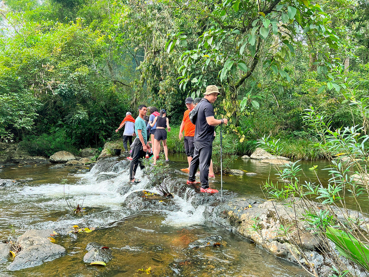 Thời điểm đẹp nhất để trekking K50 sẽ rơi vào giai đoạn từ tháng 2 đến tháng 5, khi thời tiết khô ráo, rừng chuyển mình xanh tươi và thác đổ mạnh nhất.