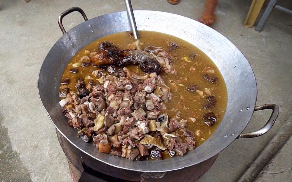 Thắng cố - món ăn truyền thống của người H’Mông khiến nhiều người nhăn mặt khi biết được các nguyên liệu chế biến nên món ăn này.