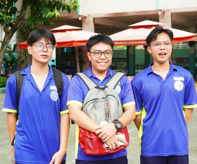 Các nam sinh nhận định đề thi Ngữ văn hay, vừa sức nhưng khá dài. Song, các thí sinh vẫn tự tin đạt từ 7-8 điểm.