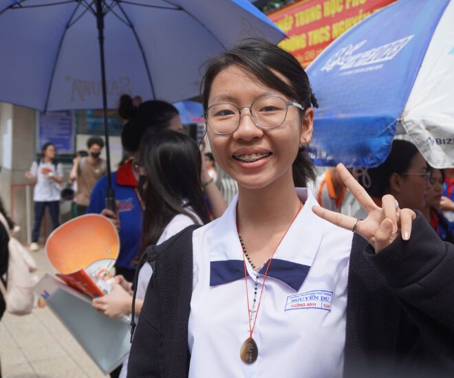 Thí sinh rạng rỡ sau bài thi Ngữ văn.