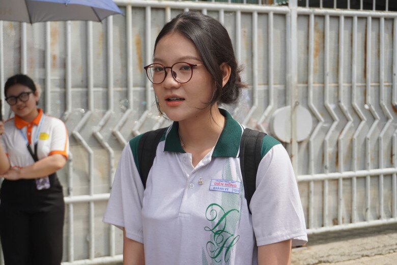 Thí sinh Tường Vy tiếc nuối vì không kịp triển khai nhiều thông tin trong phần Nghị luận xã hội. Tuy nhiên, nữ sinh vẫn tin rằng bản thân sẽ có mức điểm đủ làm bản thân hài lòng.