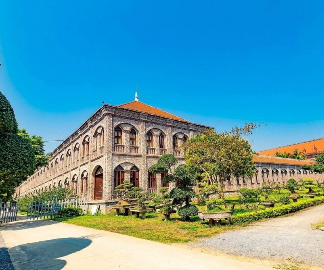 Được xây dựng vào khoảng năm 1939, Đan viện không chỉ là nơi phục vụ nhu cầu chiêm bái, tâm linh của người dân địa phương mà còn là một tác phẩm nghệ thuật, ghi dấu ấn đậm nét của phong cách Gothic cổ điển.