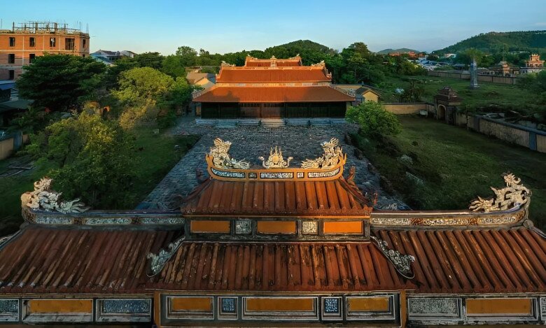 Lăng vua Dục Đức nhìn từ trên cao.