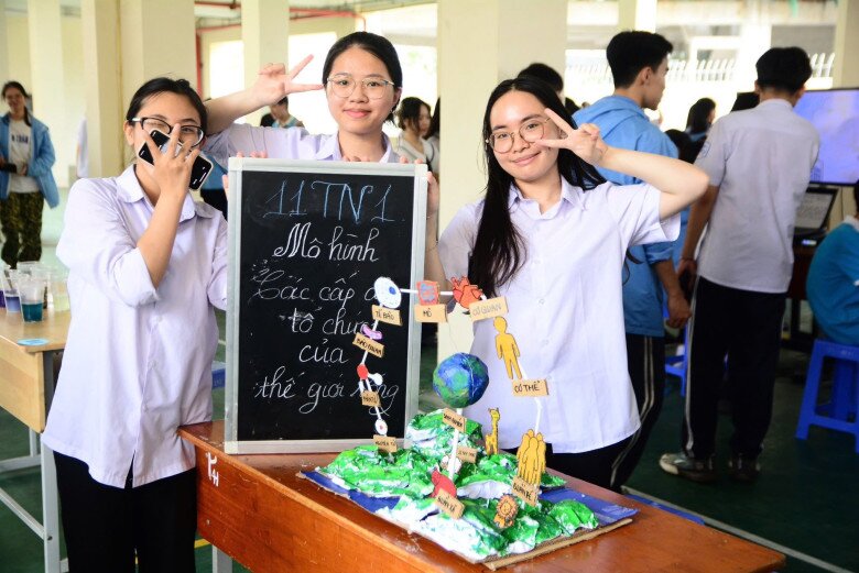 Các cuộc thi về nghiên cứu khoa học, hùng biện ngoại ngữ tạo nên môi trường học tập, giao lưu giữa học sinh các lớp, các khối.