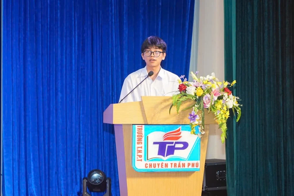 Em Nguyễn Hữu Thành - đạt giải Nhất HSG QG môn Sinh học năm 2024 và là thành viên đội tuyển Olympic Sinh học đại diện Việt Nam thi quốc tế.