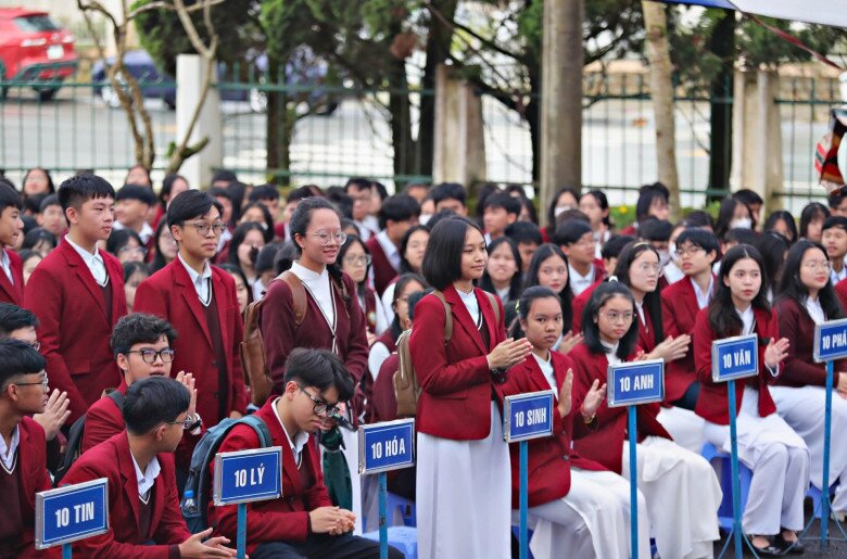 Bên cạnh thành tích học tập, cơ sở vật chất khang trang, học sinh THPT Chuyên Thăng Long - Đà Lạt còn tạo dấu ấn bởi màu đồng phục cực đẹp.
