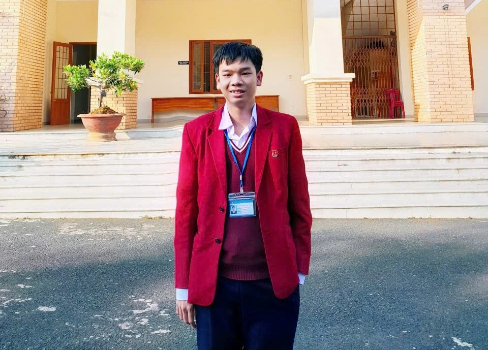 Hậu là học sinh thủ khoa nhỏ tuổi nhất trong kỳ thi HSG QG vừa qua, làm rạng danh trường chuyên ở Đà Lạt với thành tích cực khủng.