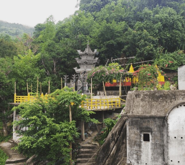 Ngôi chùa nằm ở lưng chừng ngọn núi Chứa Chan, trong một hang đá uốn cong như hình một con rồng. Từ hình dáng độc đáo ngôi chùa này thu hút khách du lịch thập phương.
