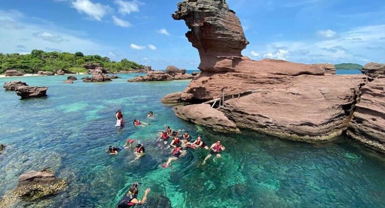 Không chỉ sở hữu vẻ đẹp tựa tranh vẽ, hòn Gầm Ghì còn mang trong mình khí hậu dễ chịu, nắng vàng quanh năm, rất lý tưởng cho các chuyến du ngoạn biển đảo. 