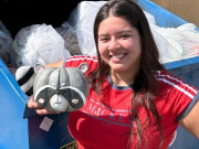 Cô gái sở hữu kho hàng hiệu cực xịn sò, kiếm gần 700 triệu nhờ làm việc này ở trong bãi rác