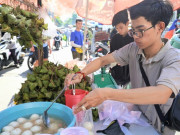 Tiêu dùng - Chợ truyền thống ở TP.HCM nhộn nhịp ngày Tết Đoan Ngọ: Bánh tro “đắt như tôm tươi”, lá tắm thảo mộc được ưa chuộng