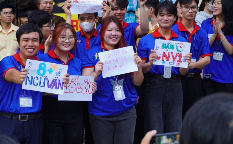 Các thành viên tiếp sức mùa thi gửi lời chúc đến các sĩ tử.
