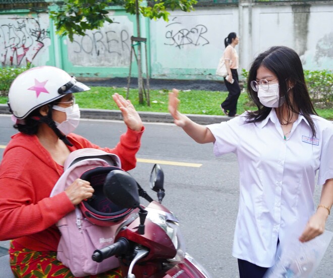 Với nhiều đổi mới trong cách phân bố điểm lẫn cách ra đề, đề thi Ngữ văn kỳ thi THPT Quốc gia 2025 khuyến khích khả năng tư duy độc lập, sáng tạo và sự liên tưởng, kết nối đến các kiến thức trong sách vở lẫn thực tế của thí sinh. 
