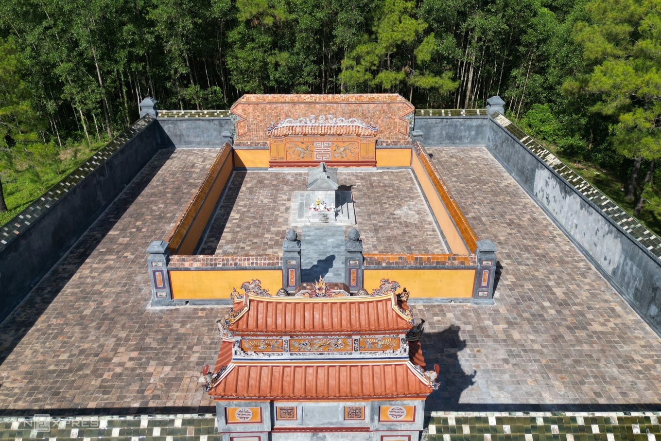 Lăng được xây dựng vào những năm đầu thế kỷ XX, nằm trong tổng thể cảnh quan lăng vua Thiệu Trị, có bố cục theo hướng “nội quan, ngoại quách”. Đây cũng chính là hình thức kiến trúc điển hình từ thời các vị chúa Nguyễn.