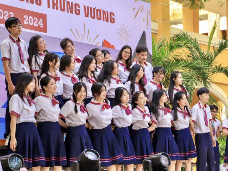 Học sinh trường THPT Trưng Vương nổi tiếng học giỏi, năng động trong các phong trào và luôn đạt thành tích cao trong các kỳ thi ở lĩnh vực học thuật cho đến nghiên cứu khoa học, văn - thể - mỹ. (Fanpage Đoàn trường THPT Trưng Vương).