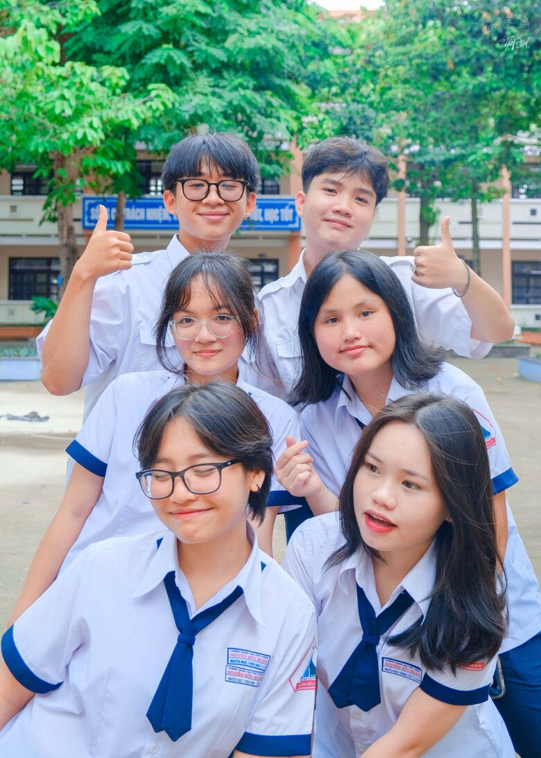 Tỷ lệ đỗ tốt nghiệp THPT luôn đạt gần 100%, nhiều học sinh giỏi còn được tuyển thẳng vào các trường đại học danh giá.