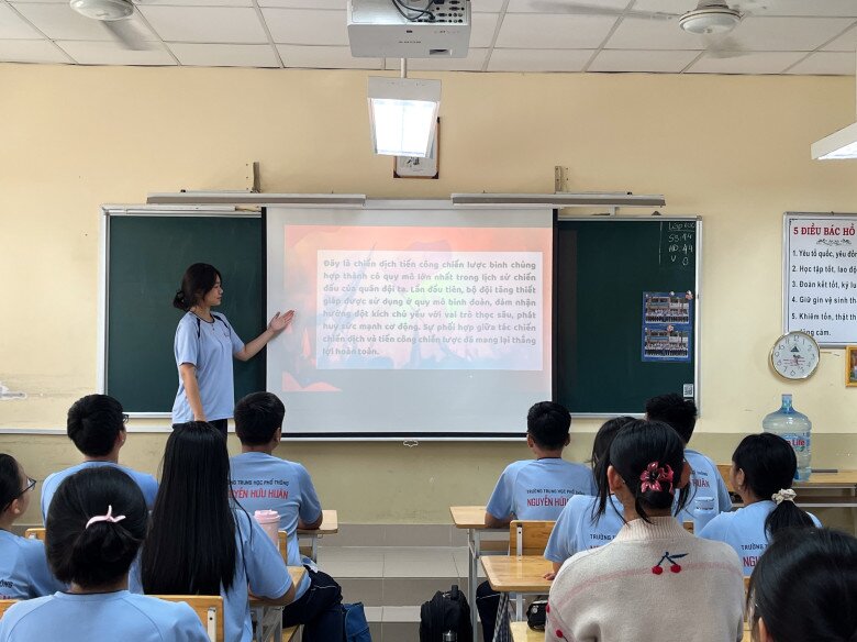 Với mức đầu tư gần 20 tỷ, THPT Nguyễn Hữu Huân là một trong những trường có cơ sở vật chất và chất lượng đào tạo tốt nhất ở TP.Thủ Đức nên hằng năm tỉ lệ chọi của trường luôn đạt mức cao ở kỳ thi tuyển sinh.