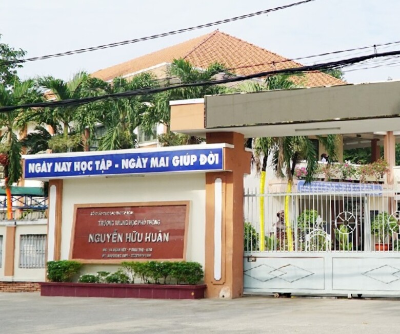 Hơn 60 năm thành lập, Trường THPT Nguyễn Hữu Huân trải qua nhiều lần đổi tên. Đến năm 2000, trường chính thức mang tên THPT Nguyễn Hữu Huân.