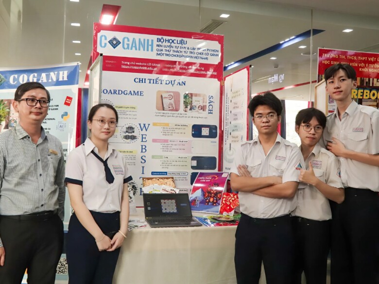 Học sinh THPT Nguyễn Hữu Huân còn tích cực tham gia hoạt động ngoại khóa, nghiên cứu khoa học.