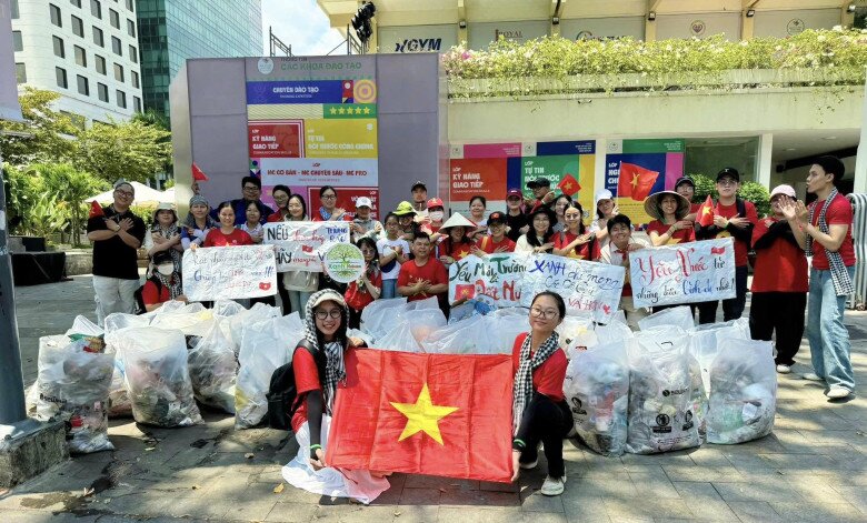 Hành động của nhóm bạn trẻ này đã góp phần giúp các cô, chú công nhân dọn vệ sinh đỡ vất vả hơn. Bên cạnh đó, còn lan tỏa thông điệp sống xanh, bảo vệ môi trường của cộng đồng.