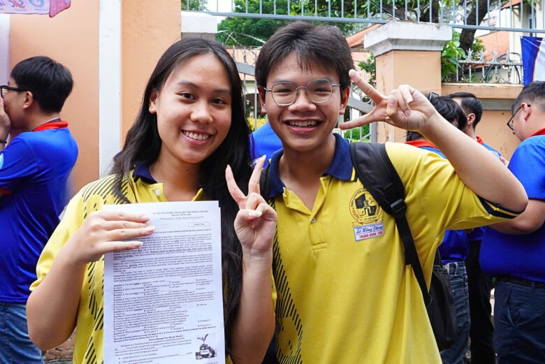 Hai thí sinh đã từng tham gia kỳ thi chứng chỉ quốc tế và luyện nhiều đề thi của các năm trước đó khẳng định đề tiếng Anh năm 2025 khó nhất trong lịch sử và khó hơn cả IELTS.