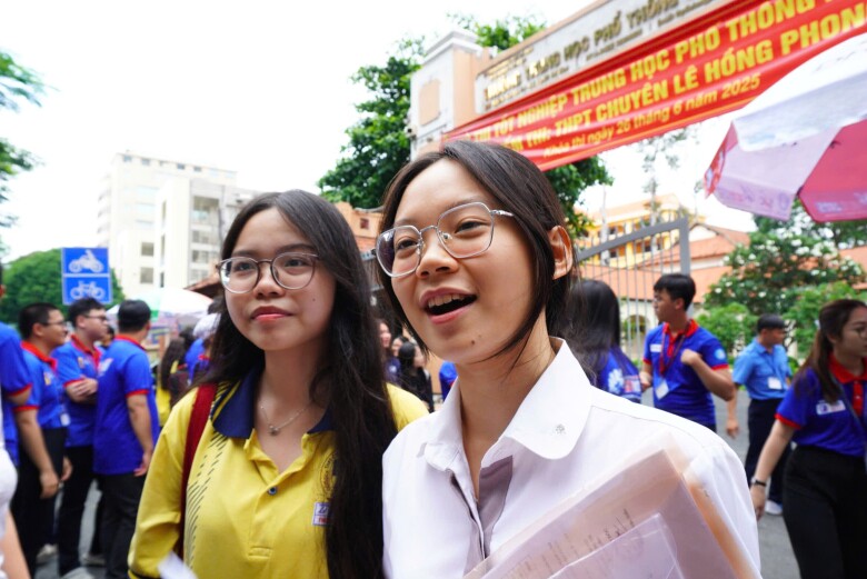Môn tiếng Anh thu hút sự thảo luận của các thí sinh sau khi rời khỏi phòng thi. Đa phần các thí sinh đều nhận định đây là đề thi khó, có mức độ phân hóa cao.