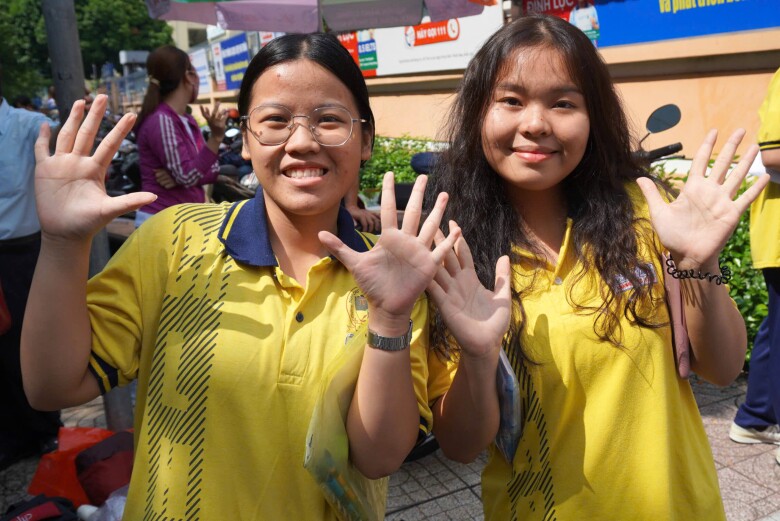 Là hai thí sinh ra khỏi phòng thi đầu tiên, Minh Yến và Khả Tú tự tin đạt điểm 9-10 trong bài thi môn Lý.