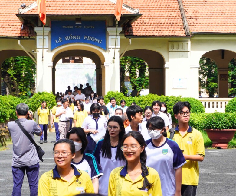 Các thí sinh hoàn thành 2 bài thi cuối cùng trong kỳ thi tốt nghiệp THPT Quốc gia 2025.