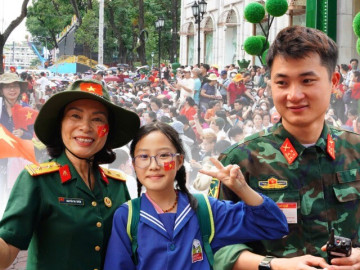Khoảnh khắc tự hào: Người dân đội nắng, xếp hàng trật tự để chờ xem sơ duyệt diễu binh ở trung tâm TP.HCM
