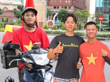 Chàng trai khuyết tật vượt 1.500km vào TP.HCM xem diễu binh, nửa đêm xuống phố tìm chỗ đẹp, tự hào vì đã đạt được ước mơ