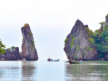 Khám phá địa danh được ví von  là "vịnh Hạ Long thu nhỏ", có hòn đá sừng sững giữa biển gắn liền với sự tích bí ẩn