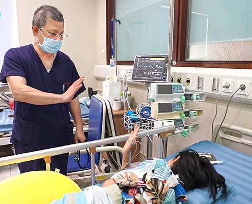 Hiện bệnh nhi đã thoát cơn nguy kịch và tiếp tục được theo dõi. 