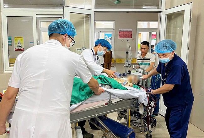 Hành trình vượt 100km, các bác sĩ đặt máy chạy ECMO để di chuyển bệnh nhi về BV Nhi Trung ương. 