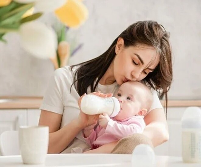 Khi chọn được loại sữa phù hợp, nhiều trẻ hạn chế được nguy cơ ốm vặt, nhất là khi thay đổi thời tiết. Ảnh minh họa. 